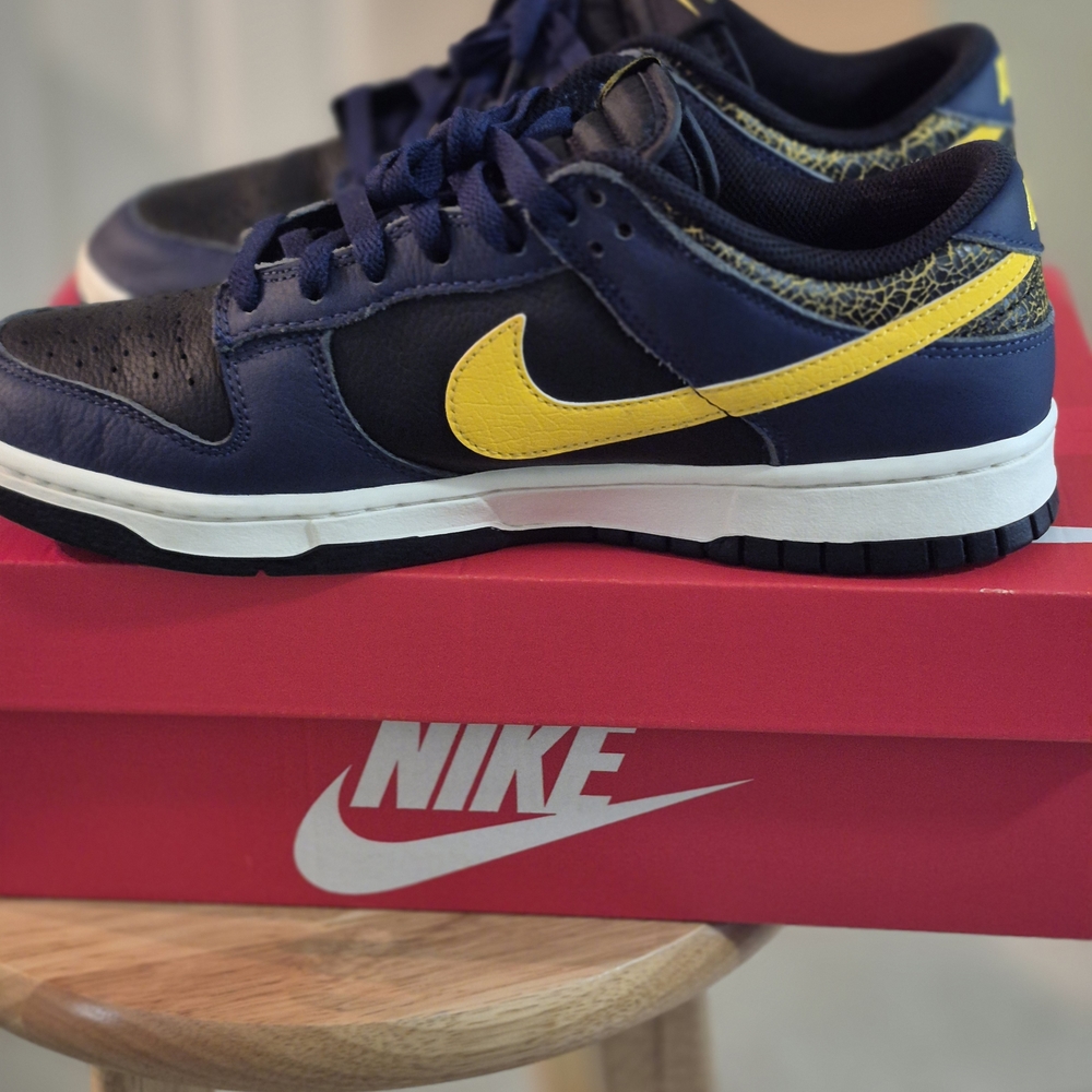 Nike Men's Black and Yellow Sneakers